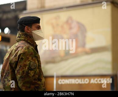 (200309) -- MILANO (ITALIA), 9 marzo 2020 (Xinhua) -- un soldato italiano con maschera facciale è in servizio alla Stazione Centrale di Milano, 9 marzo 2020. Le misure per arginare la diffusione del nuovo coronavirus saranno estese a tutto il paese nelle prossime ore, il primo ministro Giuseppe Conte ha annunciato a fine lunedì. (Foto Di Daniele Mascolo/Xinhua) Foto Stock