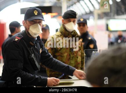 (200309) -- MILANO (ITALIA), 9 marzo 2020 (Xinhua) -- un poliziotto con maschera facciale è in servizio alla Stazione Centrale di Milano, 9 marzo 2020. Le misure per arginare la diffusione del nuovo coronavirus saranno estese a tutto il paese nelle prossime ore, il primo ministro Giuseppe Conte ha annunciato a fine lunedì. (Foto Di Daniele Mascolo/Xinhua) Foto Stock