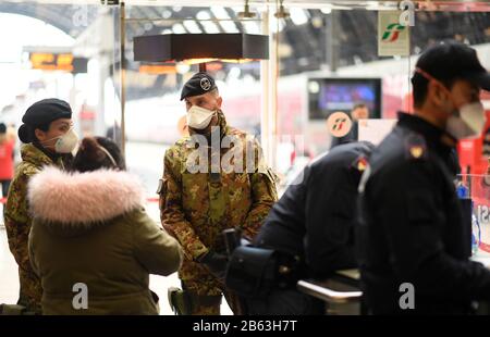 (200309) -- MILANO (ITALIA), 9 marzo 2020 (Xinhua) -- i soldati italiani con maschere facciali sono in servizio presso la Stazione Centrale di Milano, in Italia, il 9 marzo 2020. Le misure per arginare la diffusione del nuovo coronavirus saranno estese a tutto il paese nelle prossime ore, il primo ministro Giuseppe Conte ha annunciato a fine lunedì. (Foto Di Daniele Mascolo/Xinhua) Foto Stock