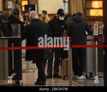 (200309) -- MILANO (ITALIA), 9 marzo 2020 (Xinhua) -- un poliziotto con maschera facciale è in servizio alla Stazione Centrale di Milano, 9 marzo 2020. Le misure per arginare la diffusione del nuovo coronavirus saranno estese a tutto il paese nelle prossime ore, il primo ministro Giuseppe Conte ha annunciato a fine lunedì. (Foto Di Daniele Mascolo/Xinhua) Foto Stock