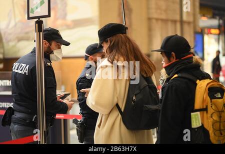 (200309) -- MILANO (ITALIA), 9 marzo 2020 (Xinhua) -- I Poliziotti con maschere facciali sono in servizio alla Stazione Centrale di Milano, 9 marzo 2020. Le misure per arginare la diffusione del nuovo coronavirus saranno estese a tutto il paese nelle prossime ore, il primo ministro Giuseppe Conte ha annunciato a fine lunedì. (Foto Di Daniele Mascolo/Xinhua) Foto Stock