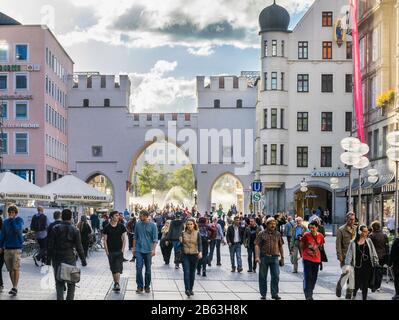 Neuhauser Straße zona pedonale che conduce verso Karstor di Monaco, München-Altstadt, Baviera, Germania Foto Stock