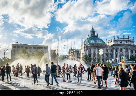 Fontana a Karsplatz di monaco, conosciuta in Italia come 'Stachus', Monaco, Baviera, Germania Foto Stock