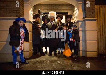 Londra, Stamford Hill, Regno Unito. 9th marzo 2020. Gli ebrei ultra-ortodossi celebrano la vacanza al purim ebraico nella zona di Stamford Hill a Londra. Il festival prevede la lettura del libro di Esther, che descrive la sconfitta di Haman, il consigliere del re persiano, che ha tracciato il tracciato per massacrare il popolo ebraico 2.500 anni fa, un evento che è stato impedito dal coraggio di Esther. Credito: Marcin Nowak/Alamy Live News Foto Stock