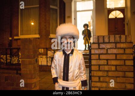 Londra, Stamford Hill, Regno Unito. 9th marzo 2020. Bambini ebrei ultra-ortodossi vestiti con abiti eleganti per celebrare la vacanza al Purim ebraico nella zona di Stamford Hill a Londra. Il festival prevede la lettura del libro di Esther, che descrive la sconfitta di Haman, il consigliere del re persiano, che ha tracciato il tracciato per massacrare il popolo ebraico 2.500 anni fa, un evento che è stato impedito dal coraggio di Esther. Credito: Marcin Nowak/Alamy Live News Foto Stock