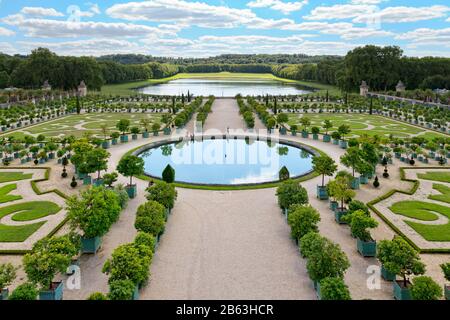 Versailles, Francia - 20 agosto 2017: Giardino di Orangerie nel parco di Versailles, con alberi di arancio in scatole. Foto Stock