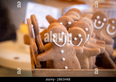 Uomini di pan di zenzero disposti in una scatola su una stalla di mercato Foto Stock