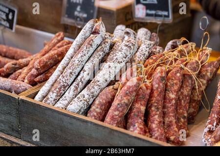 Salumi gourmet artigianale chorizo in mostra su una stalla di mercato Foto Stock