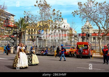 Rappresentanti femminili del festival Fallas (Falleras) che si esibisce in piazza del Municipio prima del tradizionale spettacolo di fuochi d'artificio diurni (Mascleta). Foto Stock