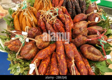 Diversi tipi di salsicce di chorizo (chouricas) sul mercato portoghese Foto Stock