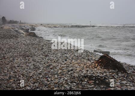 Tempesta grigia su piccole rocce della Liguria in una triste e tragica giornata in Italia Foto Stock