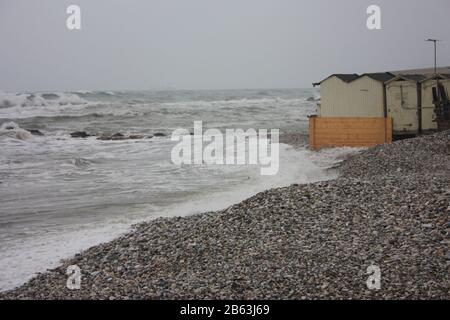 Tempesta grigia su piccole rocce della Liguria in una triste e tragica giornata in Italia Foto Stock