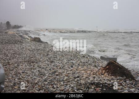 Tempesta grigia su piccole rocce della Liguria in una triste e tragica giornata in Italia Foto Stock