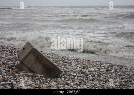 Tempesta grigia su piccole rocce della Liguria in una triste e tragica giornata in Italia Foto Stock