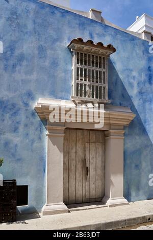 Facciata decorativa della casa di strada nel centro storico di Cartagena, Colombia Foto Stock