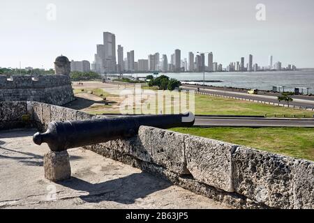 Vista degli sviluppi di alto livello dalle mura della città vecchia di Cartagena, Colombia Foto Stock