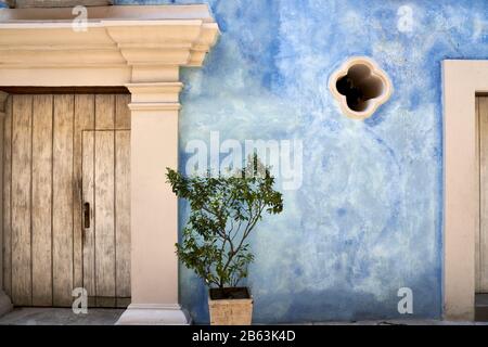 Facciata casa decorativa nel centro storico di Cartagena, Colombia Foto Stock