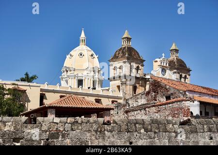 Vista sul tetto delle torri della chiesa sopra il muro difensivo che circonda Cartagena. Foto Stock