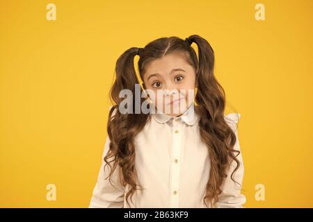 Non è sicuro. Adorabili schoolgirl. Schoolgirl allievo capelli lunghi carino ponytails acconciatura. Programma Educativo. Homeschooling o visita regolare scuola. Efficienza lo studio. Espressione emotiva schoolgirl. Foto Stock