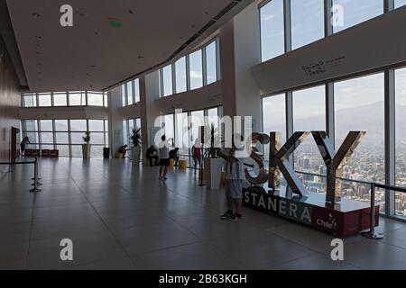 Visitatori sulla piattaforma di osservazione della Gran Torre Santiago, Cile Foto Stock