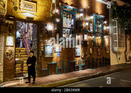 Facciata decorativa di un ristorante Cartagena di notte, Colombia Foto Stock