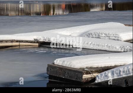 D'inverno presso i moli innevati sul lungomare di Huntsville Muskoka Foto Stock