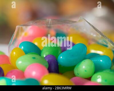 I colorati fagioli di gelatina di Pasqua si riversano da un sacchetto di cellophane Foto Stock