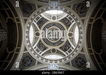 Vista interna del tetto a cupola del bagno termale Széchenyi, Budapest, Ungheria Foto Stock