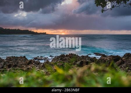 Vista dal Turtle Bay Resort su Waikalae Beach e Turtle Bay sulla sponda nord di o'ahu, Hawaii Foto Stock