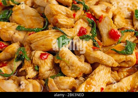 Pollo fritto con basilico santo, chiudere Foto Stock