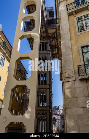 L'Elevador de Santa Justa è un sollevatore verticale neogotico in ferro battuto, costruito nel 1901 nel centro di Lisbona, Portogallo Foto Stock