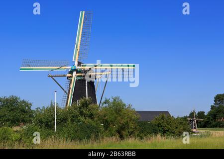 Aagtekerkse Molen (1801) e il mulino a vento in miniatura Unicum (1957) ad Aagtekerke (Veere), Paesi Bassi Foto Stock