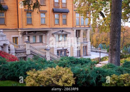 Casa di lusso in autunno foresta. Foto Stock