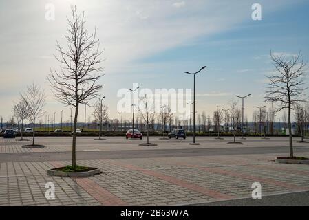 Torino, Italia. 09th Mar, 2020. Una visione generale di un centro commerciale deserto di Torino.l'Italia sta combattendo il secondo focolaio di virus più mortale del mondo dopo la Cina e ha imposto un blocco virtuale al nord del paese, Il primo ministro italiano Giuseppe Conte ha annunciato la chiusura della regione Lombardia italiana nel tentativo di fermare l'epidemia di coronavirus in corso nel paese italiano. Il numero di casi confermati della malattia di Coronavirus COVID-19 in Italia è salito ad almeno 6387, mentre il numero dei decessi ha superato 366. Credit: Sopa Images Limited/Alamy Live News Foto Stock