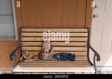 Ornamenti di gufo su una panca di portico Foto Stock