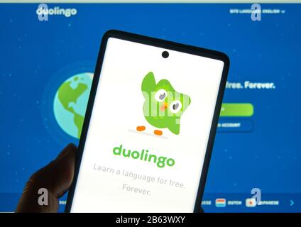 Montreal, Canada - 08 Marzo 2020: Logo e applicazione Duolingo su un cellulare. Duolingo è una piattaforma che include un sito web per l'apprendimento delle lingue e. Foto Stock