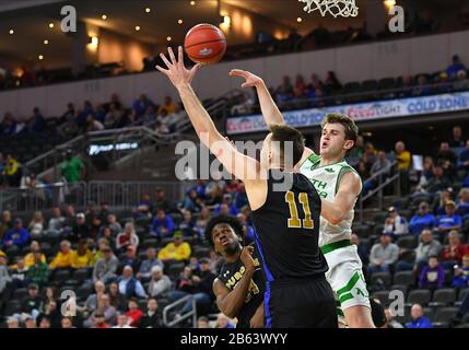 9 marzo 2020: North Dakota Fighting Hawks Guard Billy Brown (3) passa la palla nella prima metà del Summit League semi-finale gioco di basket tra il Purdue Fort Wayne Mastodons e il North Dakota Fighting Hawks al Denny Sanford Premier Center, Sioux Falls, SD. Foto di Russell Hons/CSM Foto Stock