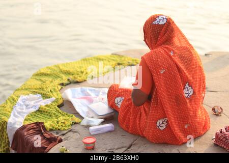 Donna indiana in saree arancione Foto Stock