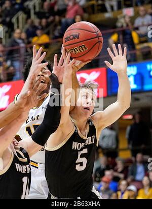 Asheville, Carolina Del Nord, Stati Uniti. 9th Mar, 2020. Wofford Terriers guardia TEMPESTA MURPHY (5) va per un rimbalzo nel traffico pesante durante il campionato NCAA Southern Conference Tournament lunedì 9 marzo 2020 ad Asheville, North Carolina. Lo Stato del Tennessee orientale sconfisse Wofford 72-58 e guadagnò un posto automatico per i playoff NCAA. Credito: Arrugginito Jones/Zuma Wire/Alamy Live News Foto Stock