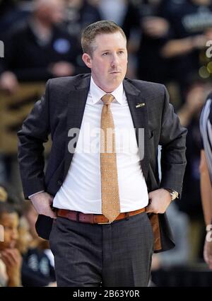 Asheville, Carolina Del Nord, Stati Uniti. 9th Mar, 2020. Wofford Terriers testa allenatore JAY MCAULEY guarda durante il NCAA Southern Conference Tournament Championship Lunedi 9 marzo 2020 ad Asheville, Carolina del Nord. Lo Stato del Tennessee orientale sconfisse Wofford 72-58 e guadagnò un posto automatico per i playoff NCAA. Credito: Arrugginito Jones/Zuma Wire/Alamy Live News Foto Stock