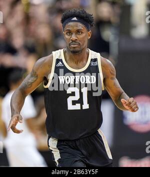 Asheville, Carolina Del Nord, Stati Uniti. 9th Mar, 2020. Wofford Terriers guardia VASSOIO HOLLOWELL (21) ottiene in posizione durante il campionato NCAA Southern Conference Tournament lunedì 9 marzo 2020 ad Asheville, North Carolina. Lo Stato del Tennessee orientale sconfisse Wofford 72-58 e guadagnò un posto automatico per i playoff NCAA. Credito: Arrugginito Jones/Zuma Wire/Alamy Live News Foto Stock