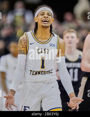 Asheville, Carolina Del Nord, Stati Uniti. 9th Mar, 2020. East Tennessee state Buccaneers guardia VASSOIO BOYD III (1) allietare i fan durante il campionato NCAA Southern Conference Tournament lunedì 9 marzo 2020 ad Asheville, North Carolina. Lo Stato del Tennessee orientale sconfisse Wofford 72-58 e guadagnò un posto automatico per i playoff NCAA. Credito: Arrugginito Jones/Zuma Wire/Alamy Live News Foto Stock