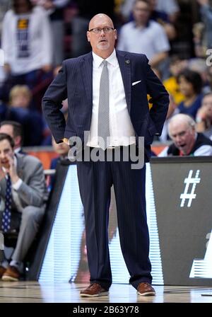 Asheville, Carolina Del Nord, Stati Uniti. 9th Mar, 2020. East Tennessee state Buccaneers allenatore Steve FORBES guarda l'orologio fuori durante il campionato NCAA Southern Conference Tournament lunedì 9 marzo 2020 ad Asheville, North Carolina. Lo Stato del Tennessee orientale sconfisse Wofford 72-58 e guadagnò un posto automatico per i playoff NCAA. Credito: Arrugginito Jones/Zuma Wire/Alamy Live News Foto Stock