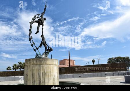 San PEDRO, CALIFORNIA - 06 MAR 2020: American Merchant Marine Veterans Memorial con statua raffigurazione marinai arrampicata una Scala Jacobs. Foto Stock
