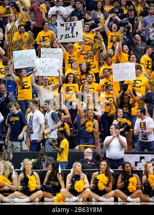 Asheville, Carolina Del Nord, Stati Uniti. 9th Mar, 2020. Gli appassionati degli East Tennessee state Buccaneers celebrano il loro tempo contro i Wofford Terriers durante il campionato NCAA Southern Conference Tournament di lunedì 9 marzo 2020 ad Asheville, North Carolina. Lo Stato del Tennessee orientale sconfisse Wofford 72-58 e guadagnò un posto automatico per i playoff NCAA. Credito: Arrugginito Jones/Zuma Wire/Alamy Live News Foto Stock