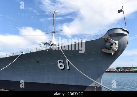 Los ANGELES, CALIFORNIA - 06 MAR 2020: L'arco di BB-61, la USS Iowa, una nave da guerra navale ritirata ora un museo marittimo. Foto Stock