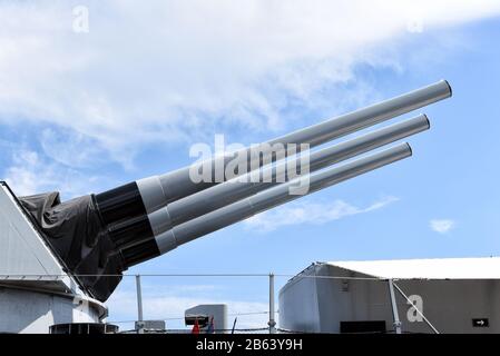 Los ANGELES, CALIFORNIA - 06 MAR 2020: USS Iowa armi da fuoco. La nave ha nove 16 pollici (406 mm) calibro 50 Mark 7 armi navali. Foto Stock