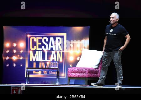 Messico, Messico. 25th agosto 2019. Il Dog Trainer Cesar Millan parla sul palco durante il suo spettacolo ' Once Upon A Dog' presso la Mexico City Arena di Città del Messico, Messico (Photo by Eyepix Group/Pacific Press) Credit: Pacific Press Agency/Alamy Live News Foto Stock