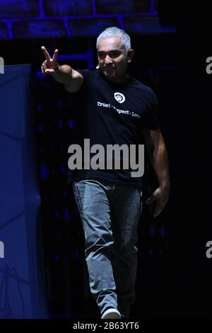 Messico, Messico. 25th agosto 2019. Il Dog Trainer Cesar Millan parla sul palco durante il suo spettacolo ' Once Upon A Dog' presso la Mexico City Arena di Città del Messico, Messico (Photo by Eyepix Group/Pacific Press) Credit: Pacific Press Agency/Alamy Live News Foto Stock