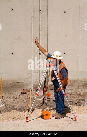 Surveyor lavora sul connettore Freeway n. 4, Downtown Orlando, Florida, USA Foto Stock